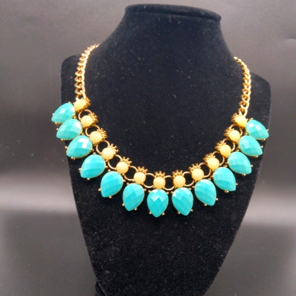 Turquoise and yellow gold necklace